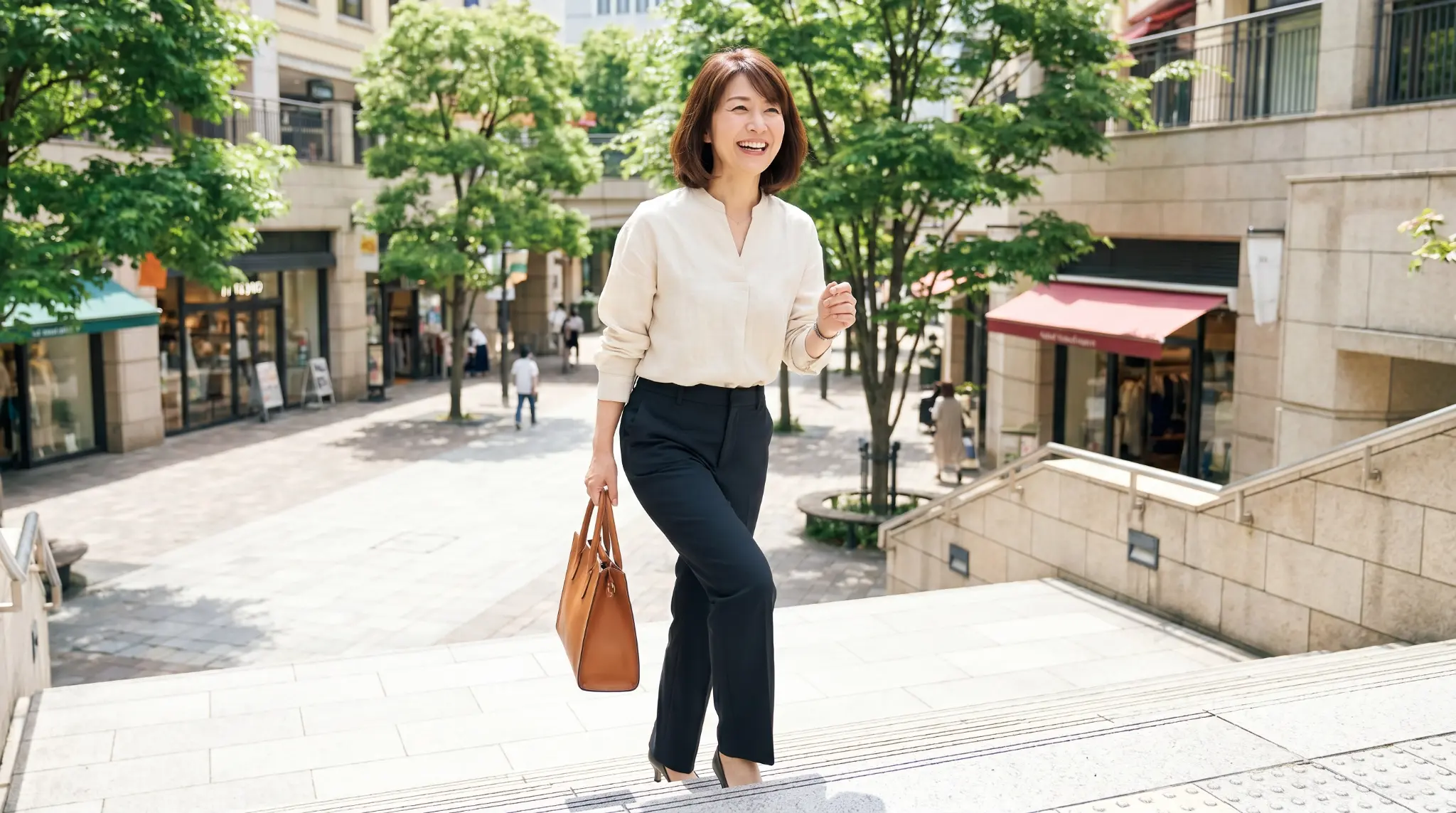 軽やかに歩く40代女性